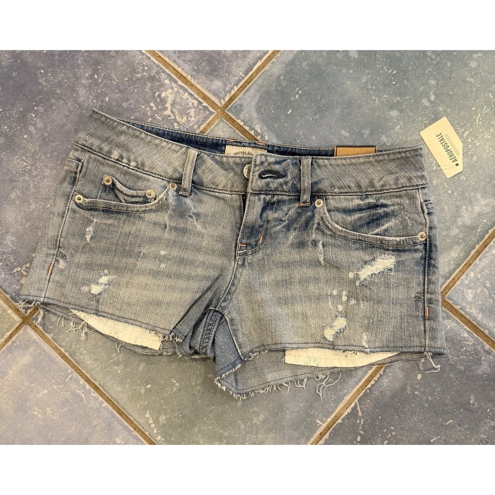 Aeropostale  Womens  Jean Shorts  Size  1/2 Light Wash Distressed NWT